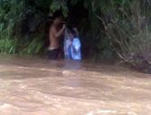 Chui túi nilon qua suối: Đồn trưởng Biên phòng nói về thực trạng?